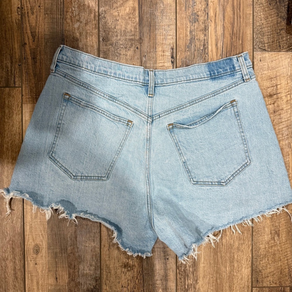 Abercrombie & Fitch Curve Love 90s Relaxed Cutoff Short Light Wash Denim 33 16 - Picture 2 of 4
